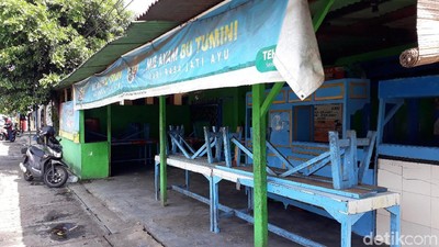 Suasana di Warung Mi Ayam Bu Tumini yang Masih Tutup dan Sepi