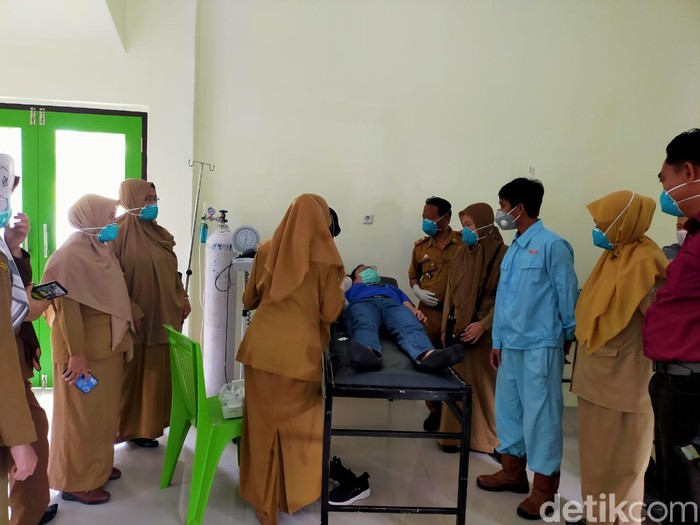 Dinas Kesehatan Kabupaten Pinrang, Sulawesi Selatan, memeriksa dua WNA asal China yang merupakan pekerja asing di PT Biota Laut Ganggang (BLG), Suppa, Pinrang.
