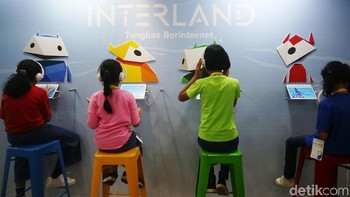 Selain kurikulum yang dirancang dari lima topik tersebut, Tangkas Berinternet juga memiliki situs dan game berbasis web bernama Interland yang bisa diakses anak. 