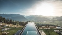 Berdiri menghadap lembah Hubertos di Italia, infinity pool milik Alpin Panorama Hotel tampak begitu menenangkan. Diketahui, panjang kolam renangnya mencapai 25 meter (Alpin Panorama Hotel Hubertos)