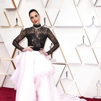 Di Oscar 2020, Gal Gadot tampil memukau dengan gaun dual-tone hitam dan pink dari Givenchy. Atasan lace yang menerawang mempertegas aura seksinya. (Foto: Jordan Strauss/Invision/AP)