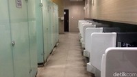 Pengharum ruangan menyala otomatis setiap beberapa menit sekali. Di dalam ruangan terasa adem karena ada AC-nya. Air dari keran mengalir deras. 