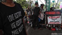 Menurut mereka, menjadi anggota vespa ekstrem merupakan jalan hidup yang mereka pilih untuk mencari jati diri dengan melakukan perjalanan panjang ke setiap Provinsi di Indonesia.