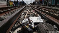 Botol-botol bekas minuman tampak berserakan di sekitar lokalisasi Gang Royal.