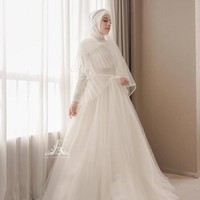 Saat akad nikah, Aghnia dan Nukky mengenakan busana yang bernuansa serba putih rancangan desainer Ayu Dyah Andari,Special Design Akad Wedding Gown for @aghniapunjabi wedding day made by Ayu Dyah Andari, tulis Ayu di akun Instagramnya @byayudyahandari. Foto: instagram @byayudyahandari