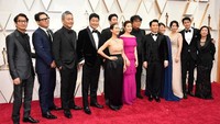 Selain itu juga tampak deretan cast dan kru film Parasite. Amy Sussman/Getty Images