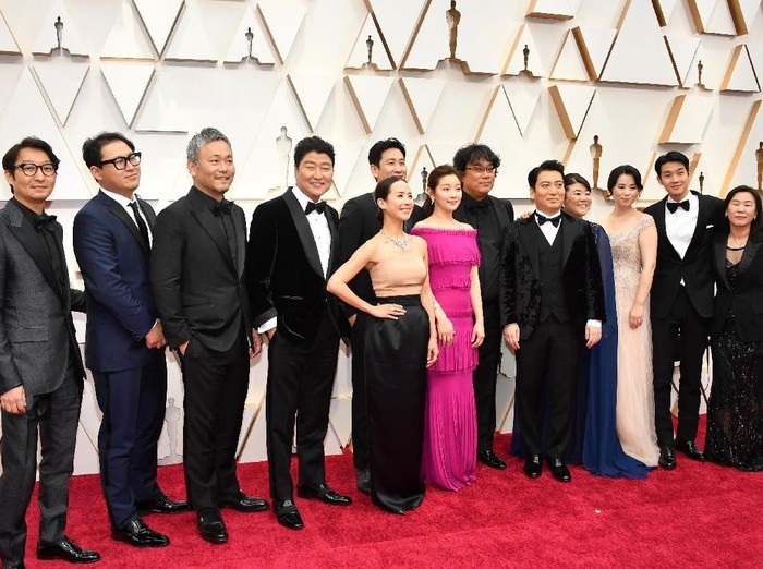 HOLLYWOOD, CALIFORNIA - FEBRUARY 09: Cast and crew of 
Parasite including editor Yang Jin-mo, writer Jin Won Han, producer Kwak Sin-ae, production designer Ha-jun Lee, Yang-kwon Moon, Kang-ho Song, Yeo-jeong Jo, Sun-kyun Lee, and filmmaker Bong Joon Ho attend the 92nd Annual Academy Awards at Hollywood and Highland on February 09, 2020 in Hollywood, California. (Photo by Amy Sussman/Getty Images)