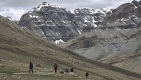 Kailash menjadi satu-satunya gunung yang disakralkan oleh lima agama, Ayyavazhi, Bon, Buddha, Hindu, dan Jainisme. Identitas sakral yang disandangkan tak lepas dari kepercayaan bahwa Kailash menjadi rumah bagi Dewa Siwa. (Getty Images)