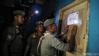 Stiker penyegelan ditempelkan di pintu-pintu kafe lokalisasi Gang Royal.