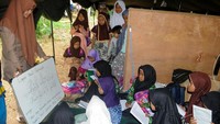 Sebanyak 49 siswa di sekolah tersebut belajar di tenda hingga satu bulan lebih akibat bangunan sekolah rusak diterjang banjir bandang.