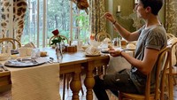 Masih dengan jerapah, rupanya Eljuanpa Zurita tidak takut sama sekali dengan jerapah. Bahkan ia tampak asyik menyuapi jerapah dengan menu makanan sarapannya. Foto: Instagram @eljuanpazurita