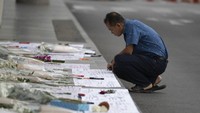 Warga pun terus berdatangan ke lokasi penembakan brutal tersebut untuk meletakkan karangan bunga dan menuliskan ucapan duka cita bagi korban penembakan brutal tersebut. AP Photo/Sakchai Lalit.