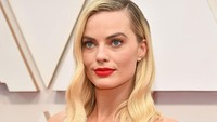 Bintang Birds of Prey itu memilih tampil dengan lipstik merah menyala. Amy Sussman/Getty Images