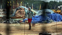 Proyek revitalisasi Monas sempat dihentikan sementara lantaran belum mendapat izin dari Setneg. Namun belakangan, setelah Pemprov DKI mengirimkan surat, Setneg mengeluarkan rekomendasi atau izin agar pemugaran Monas sisi selatan dilanjut.