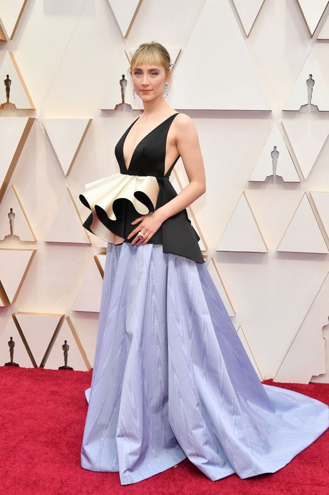 Kerap menjadi red carpet darling dengan gaya busana memesona, kali ini di Oscar 2020, Saoirse Ronan gagal tampil memukau. Gaun keluaran Gucci tak mampu menyelamatkan penampilannya yang tampak seperti pelajar sedang menghadiri pesta prom. Foto: Getty Images