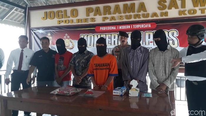 Seorang suami di Kecamatan Rejoso, Kabupaten Pasuruan, MS (28), menjual istrinya, F (23) dengan layanan seks kepada 4 temannya. Lantas, mengapa mereka tertarik berhubungan badan dengan korban?