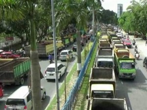 Dilarang Masuk Kota Pekanbaru, Sopir Truk Demo di DPRD Riau
