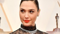 Lirikan dan senyuman bintang Wonder Woman itu mampu membuat pria luluh. Amy Sussman/Getty Images