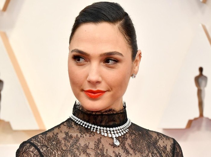 Gal Gadot HOLLYWOOD, CALIFORNIA - FEBRUARY 09: Gal Gadot attends the 92nd Annual Academy Awards at Hollywood and Highland on February 09, 2020 in Hollywood, California. (Photo by Amy Sussman/Getty Images)