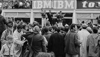 CEO Ford, Henry Ford II berdiri di atas podium bersama pebalapnya Bruce McLaren serta  Chris Amon. Ford GT40 Mk.II sukses memenangi balapan ketahanan 24 jam Le Mans pada tahun 1966 (Reg Lancaster/Daily Express/Hulton Archive/Getty Images)