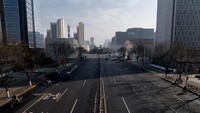 Begini penampakan salah satu ruas jalan di Beijing, China, Senin (10/2/2020) yang terlihat lengang.