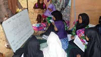 Para siswa dan guru mengharapkan bantuan pemerintah dan para donatur untuk bisa membangun kembali sekolah.