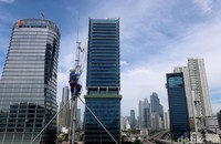 Teknisi XL Axiata memeriksa perangkat BTS di kawasan Rasuna Said, Jakarta, Senin (10/2/2020). XL Axiata Tbk berhasil meraih pendapatan sebesar Rp 25,15 trilliun atau meningkat sembilan persen dibandingkan tahun sebelumnya, yang didorong oleh peningkatan pendapatan layanan sebesar 15 persen YoY, dan pertumbuhan pendapatan tersebut melampui pendapatan rata-rata industri.