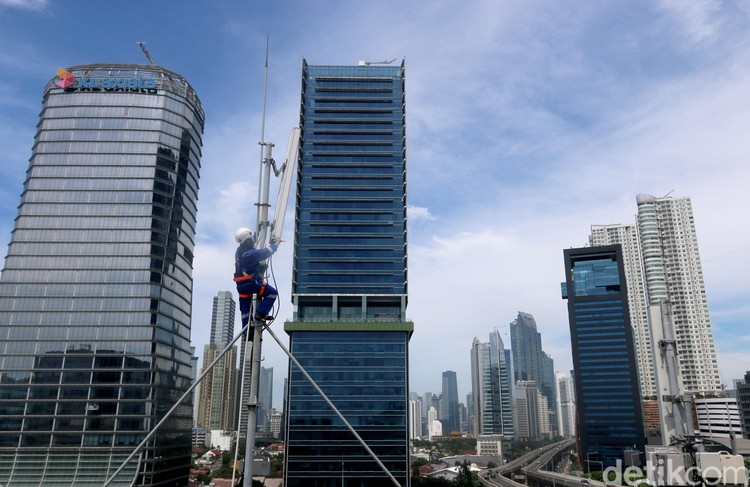 Teknisi XL Axiata memeriksa perangkat BTS di kawasan Rasuna Said, Jakarta, Senin (10/2/2020). XL Axiata Tbk berhasil meraih pendapatan sebesar Rp 25,15 trilliun atau meningkat sembilan persen dibandingkan tahun sebelumnya, yang didorong oleh peningkatan pendapatan layanan sebesar 15 persen YoY, dan pertumbuhan pendapatan tersebut melampui pendapatan rata-rata industri.