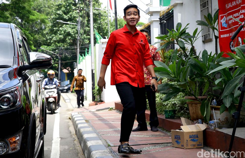 Putra Presiden Joko Widodo, Gibran Rakabuming Raka tiba di DPP PDIP Jakarta. Kedatangannya itu untuk menjalani uji kelayakan dan kepatutan Pilkada Solo.