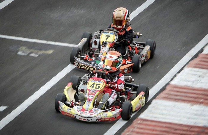 Pencapaian pembalap belia Qarrar Firhand di putaran 1 Kejurnas Gokart bertajuk Eshark Rok 2020 menuai hasil yang gemilang. Ia pun berhasil naik podium dan sabet gelar juara.