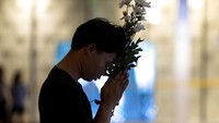 Selain meletakkan bunga dan lilin, warga juga turut menggelar doa bersama untuk para korban tewas dan mendoakan kesembuhan bagi puluhan korban lainnya yang terluka dan kini masih menjalani perawatan intensif di rumah sakit. AP Photo/Wason Wanichakorn.
