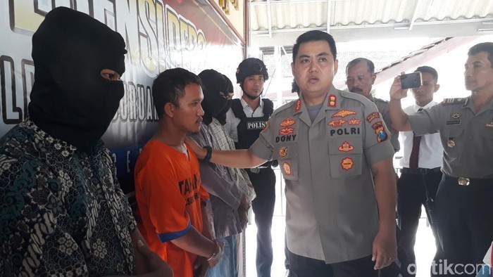 Seorang suami di Kecamatan Rejoso, Kabupaten Pasuruan, MS (28) menjual istrinya F (23) kepada 4 temannya. MS membiarkan istrinya bersetubuh dengan teman-temannya.