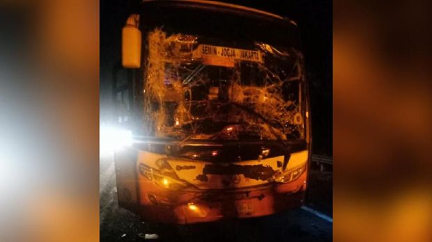 Sebuah truk menabrak sebuah bus di ruas Tol Cikopo-Palimanan, Cipali, Jawa Barat. Akibat insiden ini sopir truk tewas di lokasi dan dua orang lainnya luka-luka.