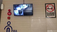 Di sudut tertentu menuju ruang toilet juga terpasang CCTV.