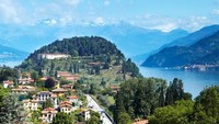 Danau Como di Italia menjadi lokasi film Star Wars di tahun 2002, Attack of The Clones. Di sini, Anda dan teman bisa bergaya seperti Anakin dan Padme di Naboo ketika melihat danau dari Villa del Balbianello. (iStock)