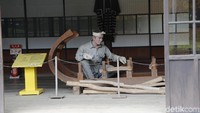 Pembuat kereta di di Fujiwara yang bangunan aslinya dibuat tahun 1900-an. Di dalam bangunan juga kadang terdapat patung-patung berukuran manusia normal, yang menggambarkan kehidupan masa itu, dilengkapi dengan perabot, perkakas, dan pernak-pernik kecil yang ada pada masa itu.Foto: Dadan Kuswaraharja