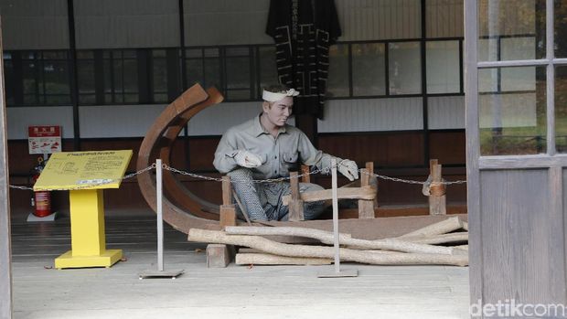 Pembuat kereta di di Fujiwara yang bangunan aslinya dibuat tahun 1900-an.