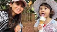 Ini nih bukti lain kalau Bridgia suka banget es krim. Jalan-jalan ke taman, ia tak lepas dari makanan favoritnya. Foto: Instagram septriasaacha