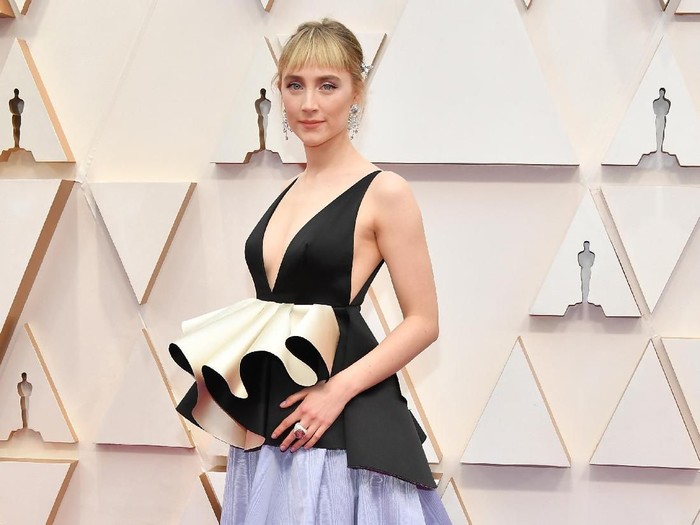 HOLLYWOOD, CALIFORNIA - FEBRUARY 09: Saoirse Ronan attends the 92nd Annual Academy Awards at Hollywood and Highland on February 09, 2020 in Hollywood, California. (Photo by Amy Sussman/Getty Images)
