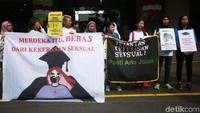 Mereka juga memegang spanduk bertuliskan Merdeka Itu Bebas dari Kekerasan Seksual.