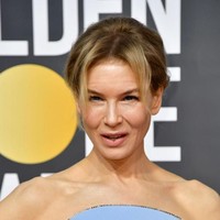 Renee Zellweger pernah mengungkapkan kekesalannya karena berkali-kali dituduh operasi plastik dalam sebuah tulisan bertajuk We Can Do Better di sebuah media online. Aku menulis ini karena, sejujurnya, aku harus mengutarakan hal sebenarnya tentang hidupku dan pemberitaan yang penuh spekulasi sangat memuakkan, tulis aktris pemenang Oscar ini. Foto: Dok. Getty Images