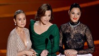 Bersama Sigourney Weaver, keduanya tampil di atas panggung Oscar 2020. Kevin Winter/Getty Images