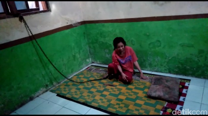 Seorang ibu satu anak di Kota Tegal, Wakoyah (40), menjalani hidup dengan kaki terbelenggu rantai di dalam kamar, Senin (10/2/2020).