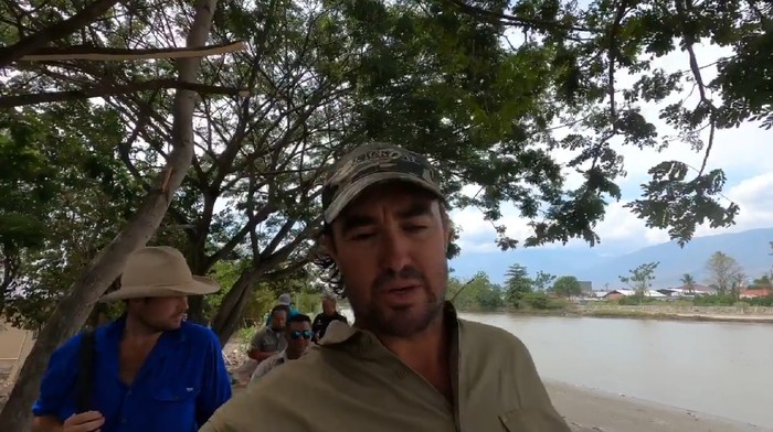 Capture Instagram @Matt Wright, saat bersama tim melakukan observasi di sarang buaya yang terlilit ban sepeda motor pada (9/2) di Muara Sungai Palu. (Instagram @mattwright)