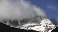 Gunung Kailash memiliki tinggi 6.638 mdpl. Namun dari catatan sejarah Kailash, tak pernah ada yang berhasil untuk mendaki gunung ini. Hal ini berkaitan dengan legenda yang meliputi Kailash. (Getty Images)