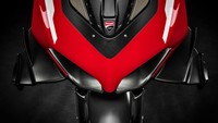 Paket aero pada Superleggera V4 terinspirasi dari motor MotoGP Ducati. Dengan perangkat ini, bisa menghasilkan efek down force 120 pound pada kecepatan 170 mph. Downforce sangat membantu untuk menjaga roda depan tetap pada lintasan, dan meningkatkan stabilitas saat pengereman. (Foto: Ducati)