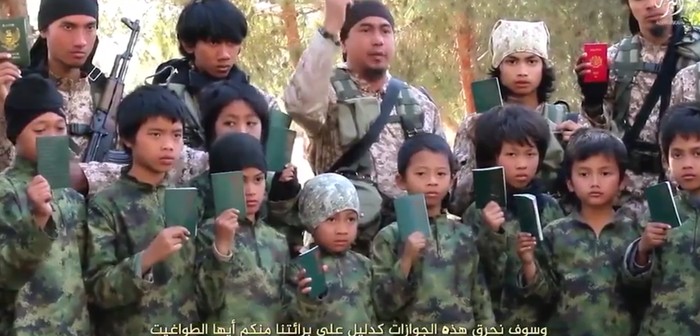 Video pembakaran paspor hijau dan merah oleh anak-anak ISIS. (Dok Media Sosial)