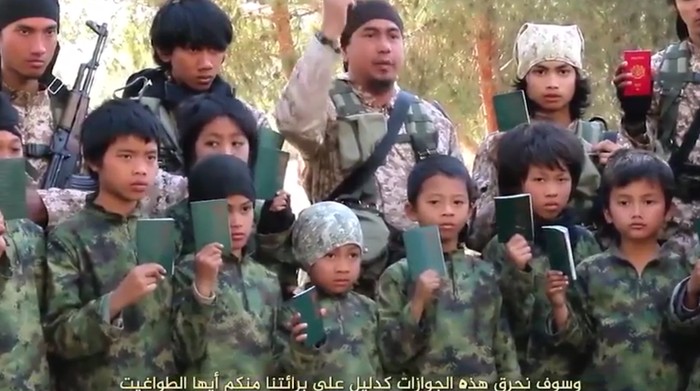 Video pembakaran paspor hijau dan merah oleh anak-anak ISIS. (Dok Media Sosial)