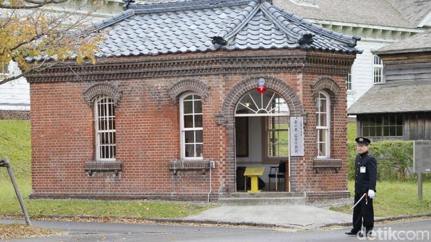 Kantor polisi yang aslinya dibangun tahun 1911, didonasikan oleh kepolisian Hokkaido