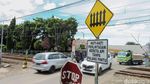 Bahaya! Perlintasan KA Rawa Buaya Tanpa Palang Pintu